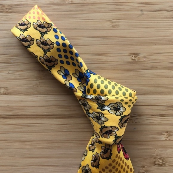 Escada Beautiful Silk Tie In Yellow & Floral Color - Picture 4 of 6